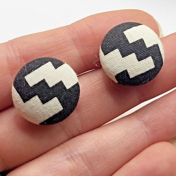 Vintage 80s Fabric Black And White Geometric Earrings 0.75in - Picture 1 of 2